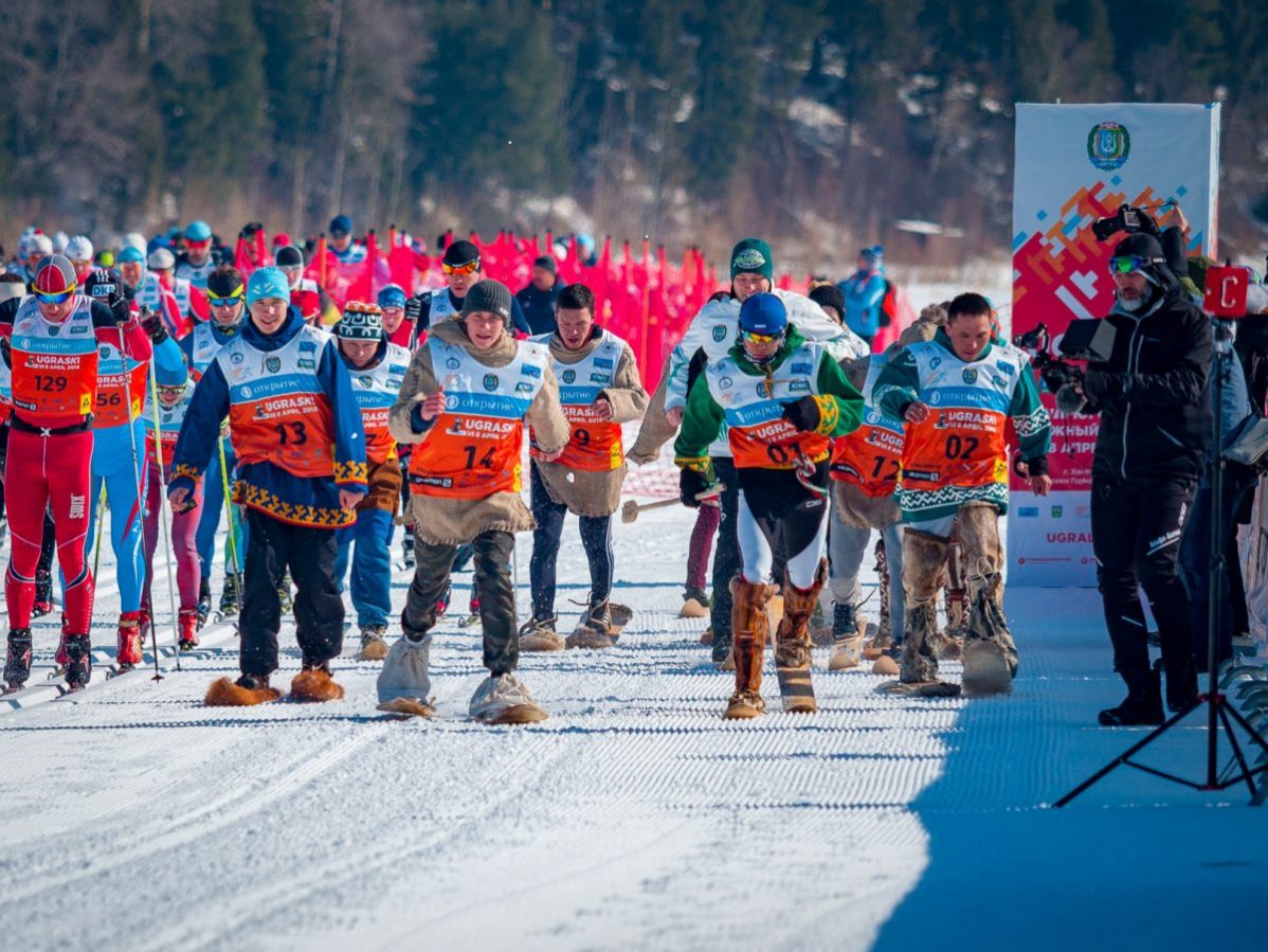 Параллельно с основной гонкой стартует забег на этнических лыжах