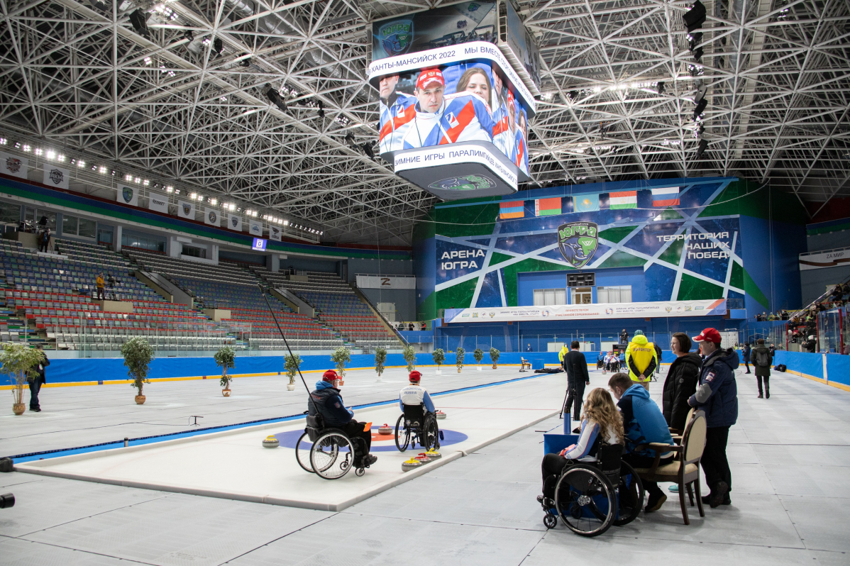 1 мая ледовый. Югра Арена в Ханты-Мансийске. Керлинг на колясках. Югра Арена вместимость. Ледовая Арена Югра.